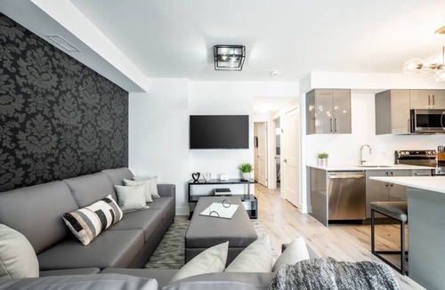 Niagara Falls House | Chic Townhome, Kitchen Seats 6, Free Parking Near Niagara Falls