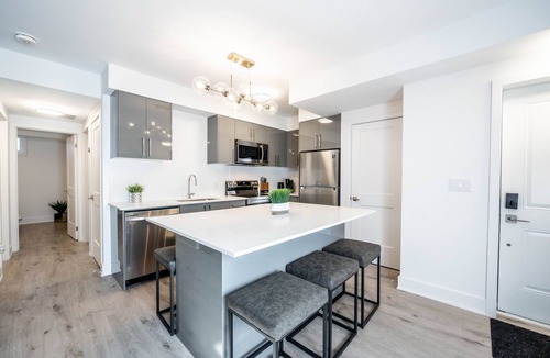 Niagara Falls House | Chic Townhome, Kitchen Seats 6, Free Parking Near Niagara Falls