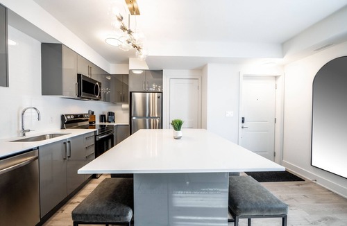 Niagara Falls House | Chic Townhome, Kitchen Seats 6, Free Parking Near Niagara Falls