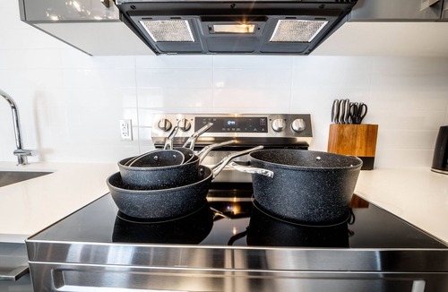 Niagara Falls House | Chic Townhome, Kitchen Seats 6, Free Parking Near Niagara Falls