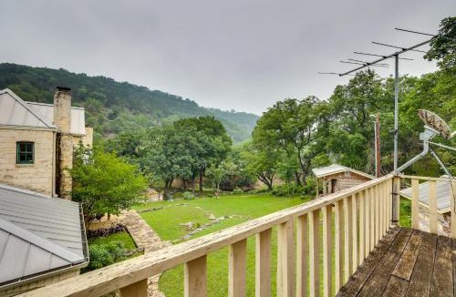 Tarpley Apartment | Chic 'Tree House' Studio ~ 24 Mi to Bandera!