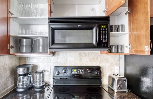 Triangle State Apartment | Chic Triangle State 2BR w/ W/D, Gym, Pool & Onsite Retail, by Blueground