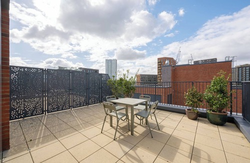 Tottenham Hale Apartment | Chic Urban Flat with Private Rooftop Access