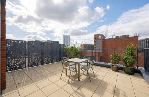 Tottenham Hale Apartment | Chic Urban Flat with Rooftop Access