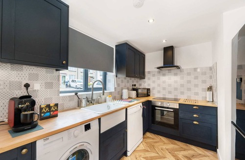 Hanham House | Chic Urban Haven with Double Bed House