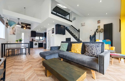 Hanham House | Chic Urban Haven with Double Bed House