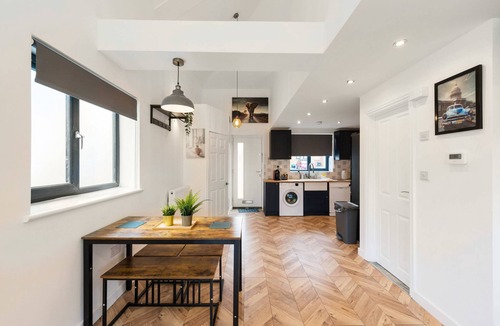 Hanham House | Chic Urban Haven with Double Bed House