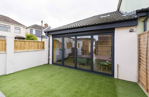 Hanham House | Chic Urban Haven with Double Bed House