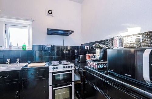 Bradford Apartment | Chic Victorian 2 bed duplex flat, sleeps 4, pet friendly, free parking.