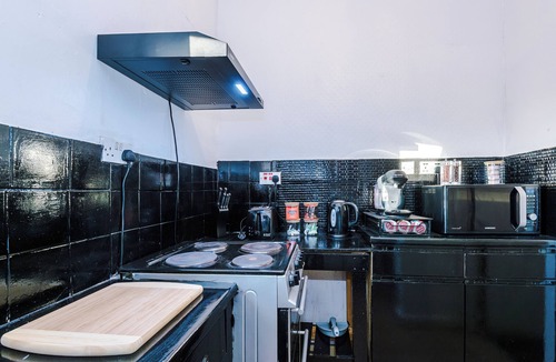 Bradford Apartment | Chic Victorian 2 bed duplex flat, sleeps 4, pet friendly, free parking.