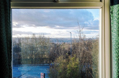 Bradford Apartment | Chic Victorian 2 bed duplex flat, sleeps 4, pet friendly, free parking.