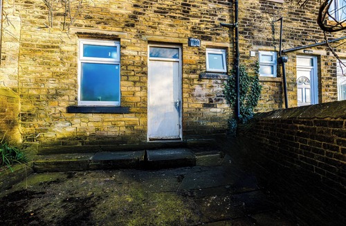 Bradford Apartment | Chic Victorian 2 bed duplex flat, sleeps 4, pet friendly, free parking.