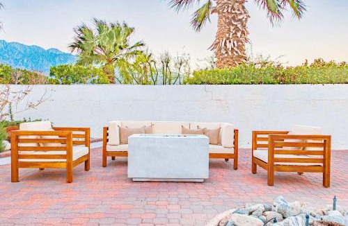 Racquet Club Estates House | Chic Villa Pool Jacuzzi Mountain Views