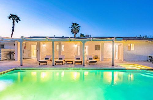 Racquet Club Estates House | Chic Villa Pool Jacuzzi Mountain Views