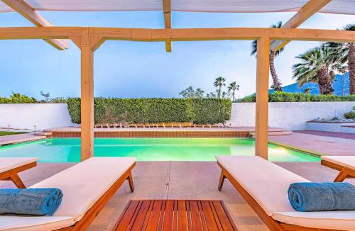Racquet Club Estates House | Chic Villa Pool Jacuzzi Mountain Views
