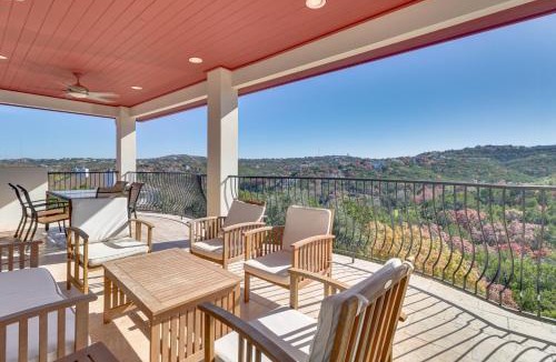 Rob Roy On The Lake House | Chic Villa with Infinity Pool 10 Mi to Downtown!