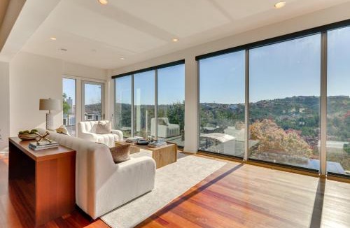 Rob Roy On The Lake House | Chic Villa with Infinity Pool 10 Mi to Downtown!