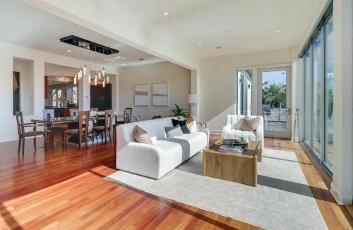 Rob Roy On The Lake House | Chic Villa with Infinity Pool 10 Mi to Downtown!