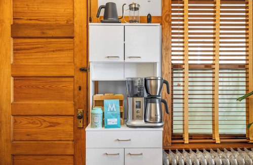 Uptown House | Chic Vintage Stay w/Private Balcony – Walk to Argyle Redline, Lake, Dining