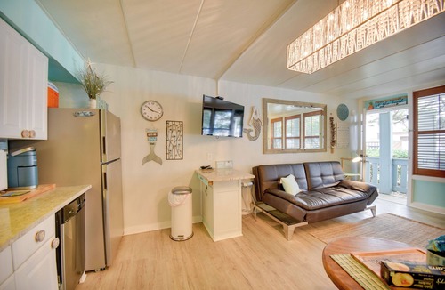 Northeast Virginia Beach Apartment | Chic Virginia Beach Retreat - Pool, Steps to Beach