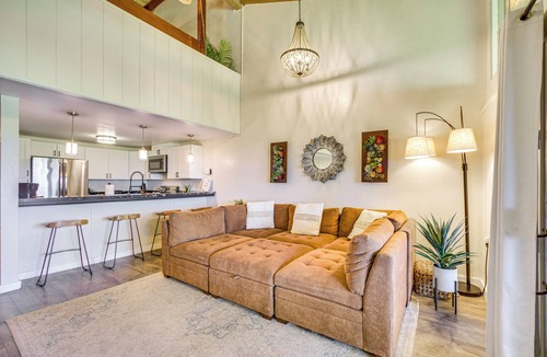 Waikoloa Apartment | Chic Waikoloa Condo w/Lanai + Complex Pools!