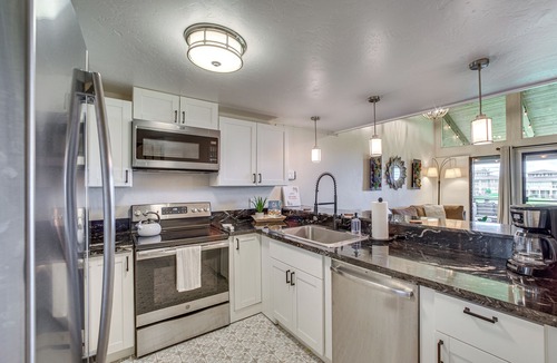 Waikoloa Apartment | Chic Waikoloa Condo w/Lanai + Complex Pools!