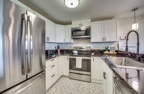 Waikoloa Apartment | Chic Waikoloa Condo w/Lanai + Complex Pools!