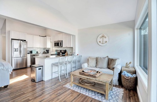 Wading River House | Chic Waterfront Beach House with Hot Tub