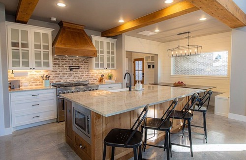 Kingsland House | Chic Waterfront Farmhouse + Pool + Game Room - Fun!