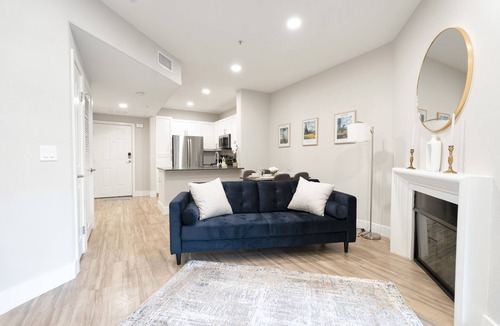 Los Angeles Apartment | Chic WeHo Urban Oasis: Full Amenities near The Grove