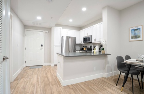 Los Angeles Apartment | Chic WeHo Urban Oasis: Full Amenities near The Grove