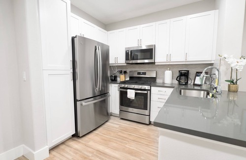 Los Angeles Apartment | Chic WeHo Urban Oasis: Full Amenities near The Grove