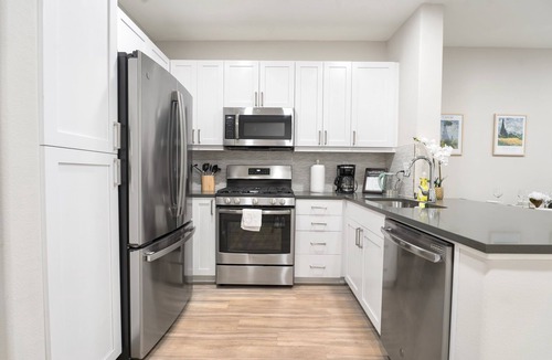 Los Angeles Apartment | Chic WeHo Urban Oasis: Full Amenities near The Grove