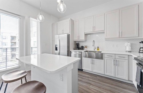 Highland Apartment | Chic West Downtown Studio w Washer Dryer