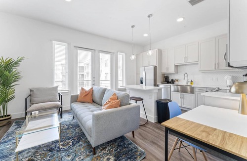 Highland Apartment | Chic West Downtown Studio w Washer Dryer