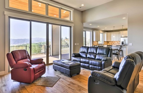 Gaston House | Chic Willamette Valley Home w/Deck & Vineyard!