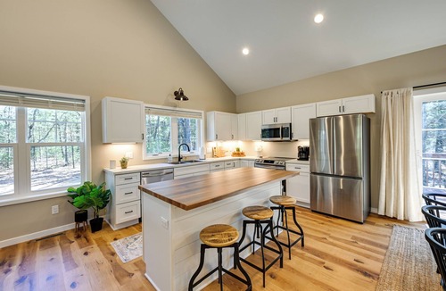 Wisconsin Dells Cottage | Chic Wisconsin Retreat w/Deck, Grill & Fire Pit!