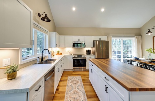 Wisconsin Dells Cottage | Chic Wisconsin Retreat w/Deck, Grill & Fire Pit!