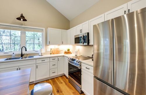 Wisconsin Dells Cottage | Chic Wisconsin Retreat w/Deck, Grill & Fire Pit!