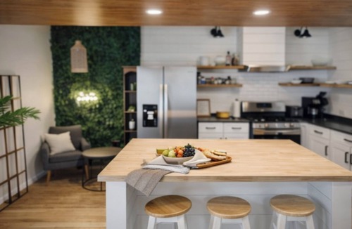 West Town Apartment | Chicago 2BR 2BA, Private Patio w/Fire Pit, Free Street Parking & 5 Gbps