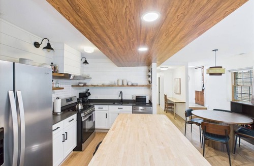 West Town Apartment | Chicago 2BR 2BA, Private Patio w/Fire Pit, Free Street Parking & 5 Gbps