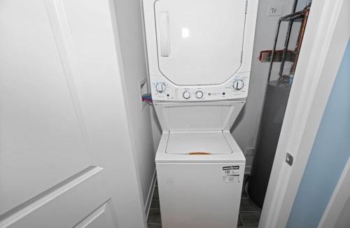 East Garfield Park Apartment | Chicago 3BR Oasis Near Downtown & United Center