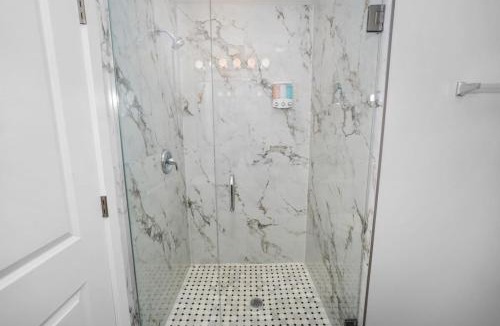 East Garfield Park Apartment | Chicago 3BR Oasis Near Downtown & United Center