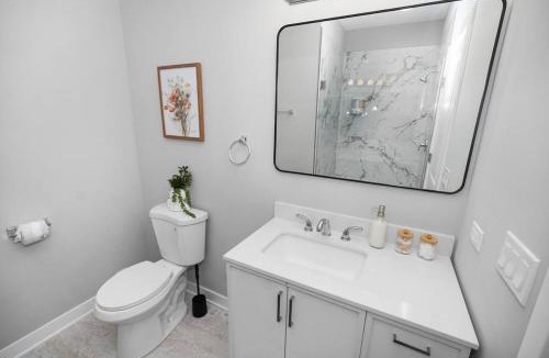 East Garfield Park Apartment | Chicago 3BR Oasis Near Downtown & United Center