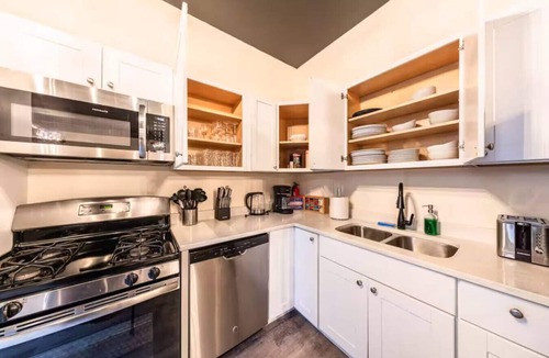 Near South Side Apartment | Chicago 4BR Hideaway Close to Downtown & Museums