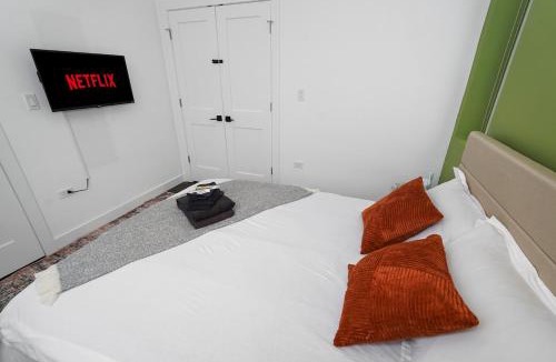 Near South Side Apartment | Chicago 4BR South Loop Stay by Soldier Field Area