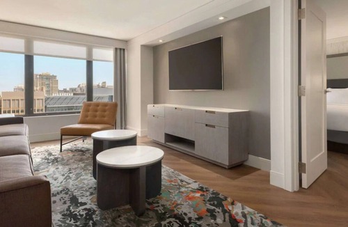 Streeterville House | Chicago Gem! 4 Convenient Units, Onsite Pool, Close to Ohio Street Beach
