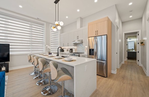 Tri-Taylor Apartment | Chicago Getaway: Family-Friendly 2BD 2BA Apartment