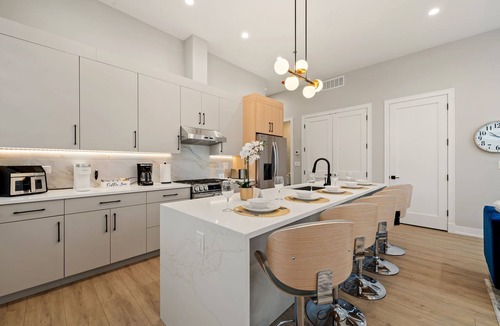 Tri-Taylor Apartment | Chicago Getaway: Family-Friendly 2BD 2BA Apartment