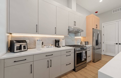 Tri-Taylor Apartment | Chicago Getaway: Family-Friendly 2BD 2BA Apartment